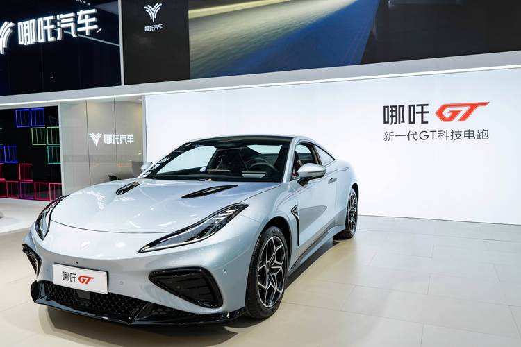 重庆342哪吒汽车在智能汽车领域的表现，领途汽车在新能源汽车市场中的影响力